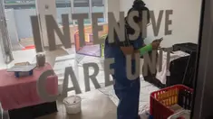 Seorang anggota staf merawat seekor Penguin Afrika yang terluka di unit Perawatan Intensif di rumah sakit burung laut di pusat penyelamatan burung laut SANCCOB (Southern African Foundation for the Conservation of Coastal Birds) di Tableview, dekat Cape Town pada tanggal 3 November 2024. (RODGER BOSCH/AFP)
