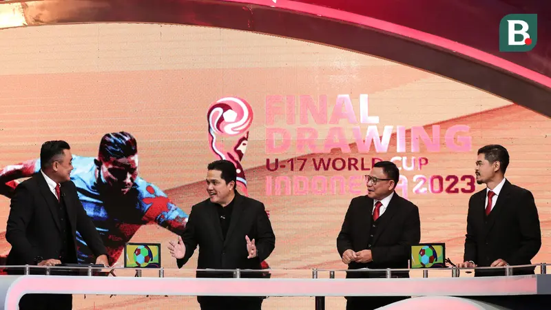 <p>(ki-ka)&nbsp;Presenter, Rendra Soedjono, Ketua Umum PSSI, Erick Thohir, Komentator, M Kusnaeni,&nbsp; dan mantan pemain Timnas Indonesia, Bambang Pamungkas,&nbsp;menjadi pembicara dalam acara&nbsp;Drawing Piala Dunia U-17 2023 di Studio 2 Indosiar, Jakarta, Jumat (15/9/2023). (Bola.com/Bagaskara Lazuardi)</p>