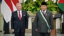 Penganugerahan ini melambangkan penguatan hubungan bilateral dan apresiasi atas kerja sama yang terjalin, termasuk di masa lalu seperti kerja sama militer antara Prabowo dan Yordania. Tampak dalam foto, Presiden Republik Indonesia Prabowo Subianto (kanan) berpose bersama Raja Yordania Abdullah II usai menerima penghargaan Bejeweled Grand Cordon of Al-Nahda (Ordo Kebangkitan Yordania) di Istana Kepresidenan, Jakarta, Jumat 14 November 2025. (BAY ISMOYO/AFP)