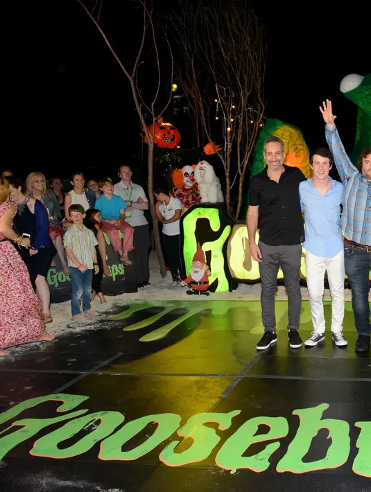 Karena rasa penasaran Zach, ia membuka kunci buku Stine dan membuat insiden terjadi, membuat hantu-hantu itu keluar dari buku dan bergentayangan melakukan teror. (AFP/Bintang.com)v