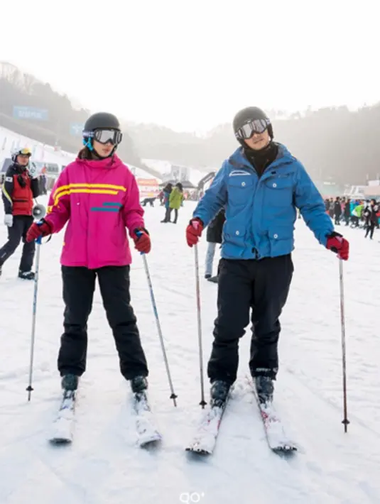 “Pertama kali bisa meluncur dr atas tanpa jatoh sama sekali dan ngebut meluncurnya. Dan ini kenapa suami lebih seneng liat istrinya berhasil meluncur, padahal istrinya tegang kaki gemeter ,"tulis Chelsea .(viainstagram@chelseaolivia/Bintang.com)