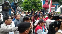Massa Prabowo-Hatta Bersitegang dengan Polisi di depan MK (Liputan6.com)