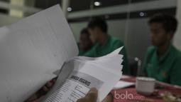 Para pemain Timnas Indonesia U-16 mendapatkan les privat untuk persiapan Ujian Nasional tingkat SMP di Cijantung, Jakarta, Rabu (3/5/2017). (Bola.com/Vitalis Yogi Trisna)