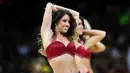 Cleveland Cavaliers Cheerleaders saat tampil di Final NBA di Quicken Loans Arena, Cleveland, Kamis (11/06/2015). (AFP/Ronald Martinez/Getty Images)