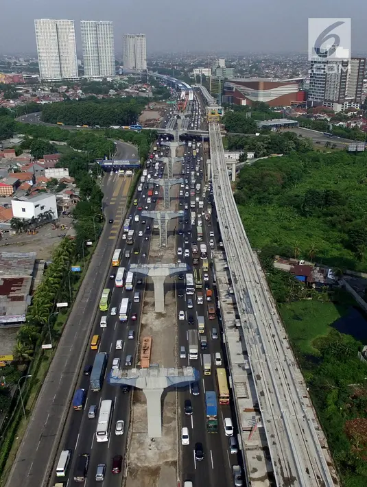 Kepadatan arus lalu lintas saat melintasi proyek Tol Jakarta-Cikampek II dan kereta api ringan (LRT) di Bekasi, Selasa (18/12). Penghentian pembangunan proyek di ruas tol Jakarta-Cikampek berlangsung hingga 1 Januari 2019. (Merdeka.com/Iqbal S. Nugroho)