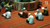 Umat muslim membaca Al-Quran secara berjamaah pada hari ke-28 bulan suci Ramadan di Masjid Istiqlal, Jakarta, Selasa (12/6). Sejumlah umat muslim meningkatkan ibadah mereka dengan melakukan itikaf di Masjid Istiqlal. (Liputan6.com/Helmi Fithriansyah)