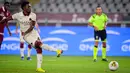 Gelandang AS Roma, Amadou Diawara mencetak gol ke gawang Torino pada pekan ke-37 Liga Italia di stadion Grande Torino di Turin, Rabu (29/7/2020). AS Roma berhasil mengalahkan tuan rumah Torino 3-2 meski sempat tertinggal lebih dulu. (Fabio Ferrari/LaPresse via AP)