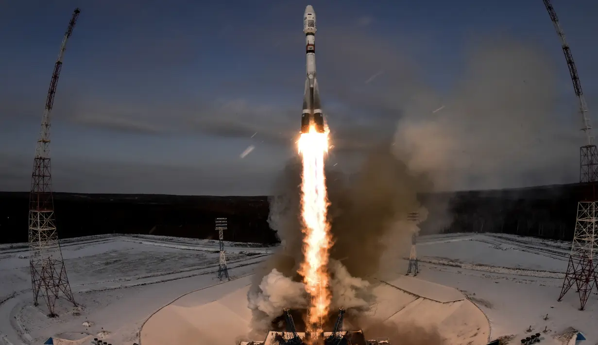 Roket Soyuz-2.1b yang membawa satelit Meteor-M 2-1 diluncurkan dari Cosmodrome Vostochny, di wilayah Amur, Rusia (28/11). Satelit ini menjalani misi pemantauan keadaan cuaca dan lapisan ozon di atmosfer selama lima tahun. (AFP Photo/Kirill Kudryavtsev)
