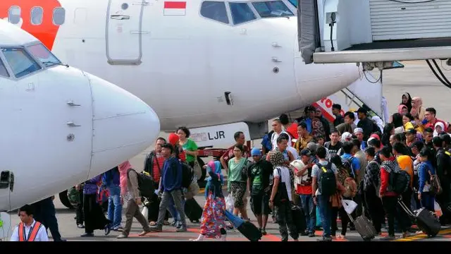 Pesawat Lion Air yang mengeluarkan asap di Bandara Kualanamu, Medan, membuat panik para penumpang. Bahkan ada yang mengira pesawat akan terbakar.