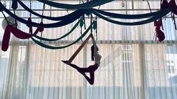Pilates menjadi salah satu olahraga yang ditekuni oleh member dari grup beranggotakan 6 orang ini. Bahkan, dirinya juga sempat mengunggah momen saat melakukan pilates di akun Instagram pribadinya. (Liputan6.com/IG/@for_everyoung10)