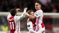 Gelandang Ajax Amsterdam, Abdelhak Nouri, berselebrasi saat mencetak gol ke gawang Panathinaikos di Amsterdam, Rabu (24/11/2017). Pemain berusia 20 tahun ini terancam harus mengakhiri kariernya karena mengalami kerusakan otak. (EPA/Olaf Kraak)