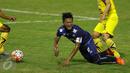 Kapten tim Arema FC, Johan Ahmat Farizi terjatuh dijegal pemain Sriwijaya FC saat laga 8 besar Piala Presiden 2017 di Stadion Manahan, Solo, Minggu (26/2). Arema melaju ke semifinal setelah unggul 1-0. (Liputan6.com/Helmi Fithriansyah) 