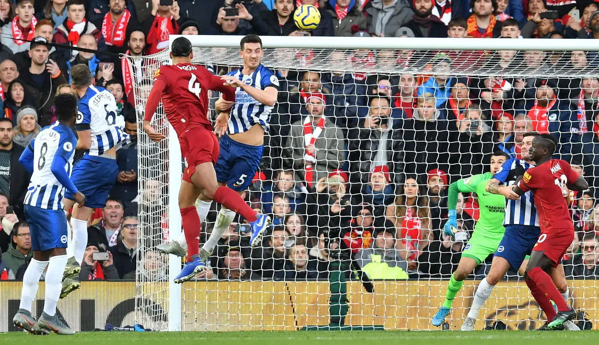 Proses terjadinya gol yang dicetak bek Liverpool, Virgil Van Dijk, ke gawang Brighton pada laga Premier League di Stadion Anfield, Liverpool, Sabtu (1/12). Liverpool menang 2-1 atas Brighton. (AFP/Paul Ellis)