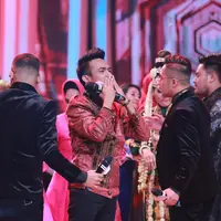 Rona bahagia tengah dirasakan Fildan lantaran perjuangannya selama ini berbuah manis. Setelah melalui serangkaian proses, akhirnya Fildan berhasil menyabet juara sebagai pemenang D’Academy Asia 3. (Adrian Putra/Bintang.com)