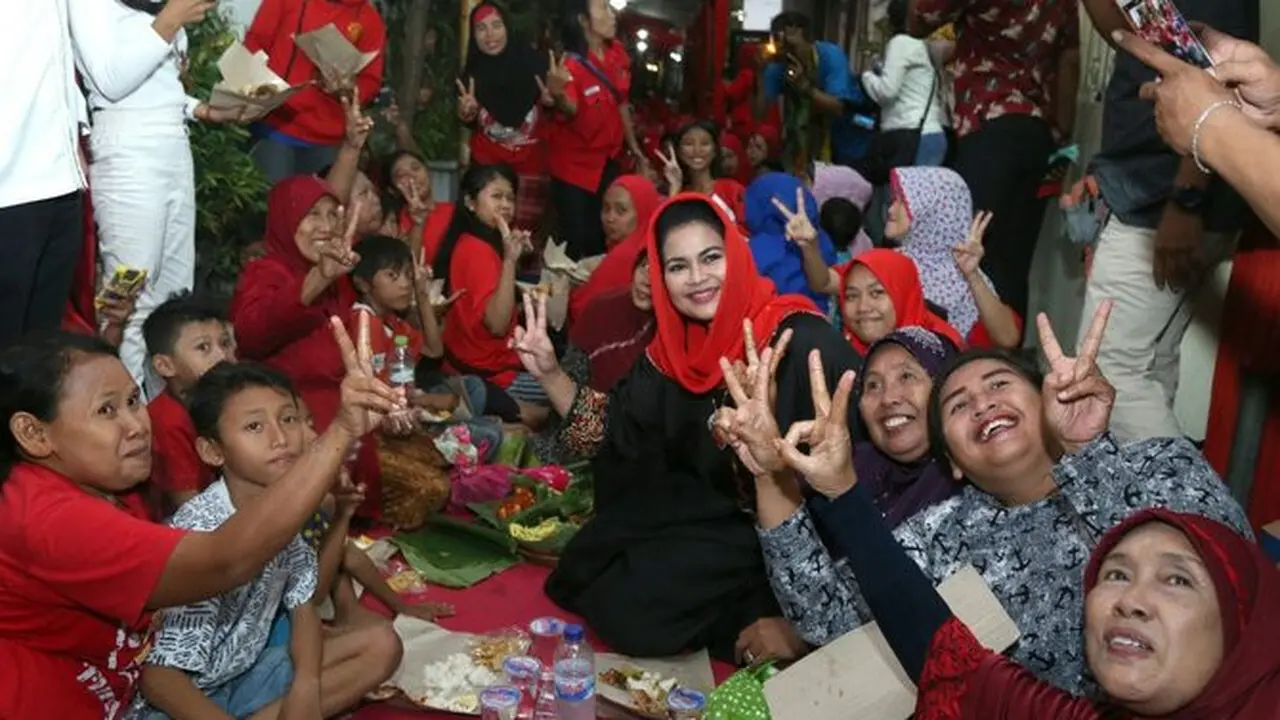 Puti bersama keluarga dan kader PDI 2018. (Merdeka.com)