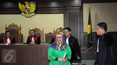 Mantan Anggota komisi VII DPR RI dari F-Partai Hanura, Dewie Yasin Limpo menangis usai menjalani sidang di Pengadilan Tipikor, Jakarta, Senin (13/6). Dewie divonis 6 tahun penjara dan denda Rp200 juta subsider 3 bulan kurungan. (Liputan6.com/Helmi Afandi)