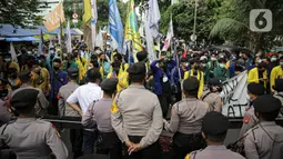 Mahasiswa yang tergabung dalam Aliansi BEM Seluruh Indonesia (BEM SI) menggelar aksi di sekitar Gedung Merah Putih KPK, Jakarta, Senin (27/9/2021). Aksi yang diikuti ratusan mahasiswa tersebut menuntut pembatalan pemecatan 57 pegawai KPK pada 30 September mendatang. (Liputan6.com/Faizal Fanani)