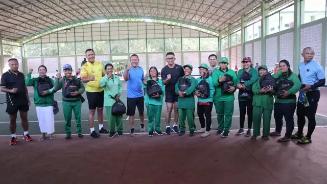 Budayakan Olahraga, Pangdam Udayana Gowes Sepeda Sambil Bagi Sembako