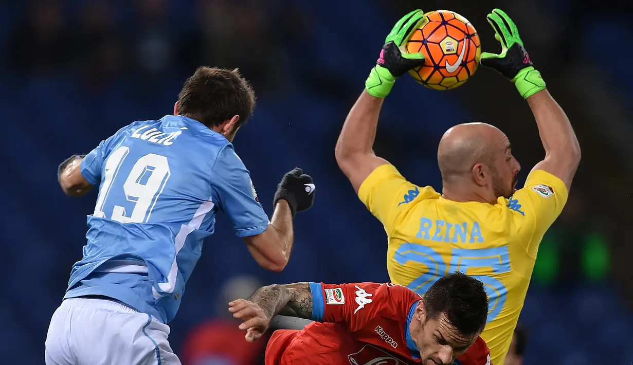 Kiper Napoli, Pepe Reina, mengamankan gawangnya dari serangan pemain Lazio dalam lanjutan Serie A Italia di Stadion Olimpico, Roma, Kamis (4/2/2016) dini hari WIB. (AFP/Alberto Pizzoli)