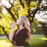 Burgundy/copyright: unsplash/ben white