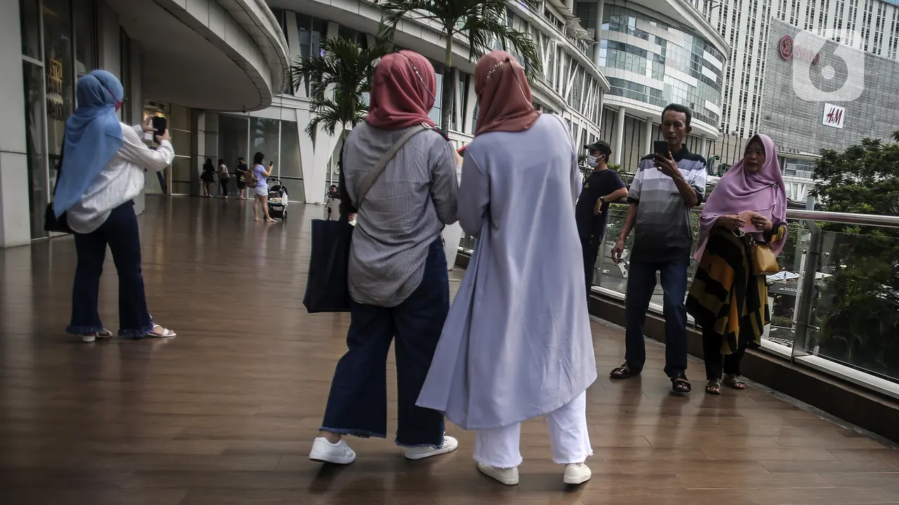 FOTO: PPKM Dilonggarkan, Pusat Perbelanjaan Kembali Ramai Pengunjung
