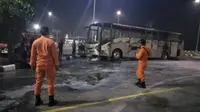 Bus Damri yang terbakar di parkiran rest area KM 166 Tol Cipali itu mengangkut 26 penumpang menuju Kuningan, Jawa Barat. (dok. Basarnas Jawa Barat/Dinny Mutiah)