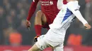 Bek Liverpool, Trent Alexander-Arnold berebut bola dengan gelandang KRC Genk, Bryan Heynen pada pertandingan lanjutan Grup E Liga Champions di Stadion Anfield, Inggris (5/11/2019). Liverpool menang tipis 2-1 atas Genk. (AP Photo/Jon Super)