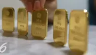 Harga emas PT Aneka Tambang Tbk (Antam) turun Rp 2.000 menjadi Rp 593 ribu per gram pada perdagangan hari ini, Jakarta, Selasa (15/11). Di awal pekan harga emas Antam ada di angka Rp 595 ribu per gram. (Liputan6.com/Angga Yuniar)