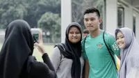 Striker Timnas Indonesia, M. Rafli Mursalim, foto bersama fans usai latihan di Lapangan ABC Senayan, Jakarta, Kamis (22/2/2018). Latihan ini dilakukan untuk persiapan Piala AFF U-18 2018 dan Piala Asia U-19 2018. (Bola.com/M Iqbal Ichsan)