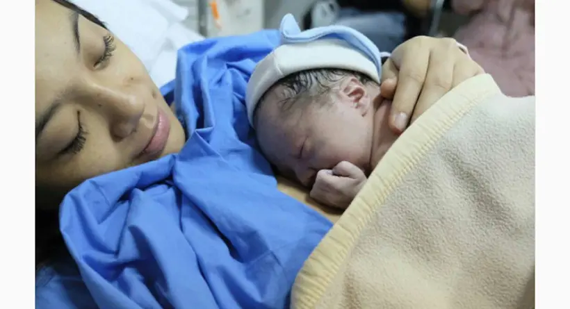 Istri Ananda Omesh, Dian Ayu Lestari bersama sang bayi. (Instagram)