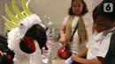 Anak-anak memilih boneka pada Festival Dongeng Internasional Indonesia, Museum Nasional Jakarta, Minggu (3/11/2019). Festival dongeng terbesar di Indonesia yang bertujuan untuk melestarikan tradisi bercerita pada masyarakat mengusung tema Kisah Para Pahlawan. (Liputan6.com/Fery Pradolo)