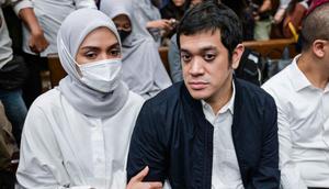 Sebelumnya, Muhammad Kerry Adrianto Riza didakwa melakukan pengaturan agar PT Jenggala Maritim Nusantara (JMN), perusahaan miliknya, memenangkan pengadaan sewa kapal dalam kerja sama dengan Pertamina. Tampak dalam foto, mantan Wakil Direktur Optimalisasi Produk di PT Kilang Pertamina Internasional, Muhammad Kerry Adrianto Riza (kanan), yang juga putra pengusaha Riza Chalid, didampingi istrinya Atya Sardadi (kiri), sesaat sebelum mengikuti sidang pembacaan vonis di Pengadilan Tindak Pidana Korupsi, Jakarta, Kamis 26 Februari 2026. (BAY ISMOYO/AFP)