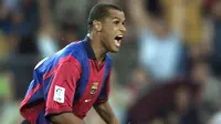 Rivaldo. Pemain asal Brasil yang melakukan debutnya bareng Deportivo La Coruna usai didatangkan dari Palmeiras pada 1996/1997 ini meraih satu-satunya trofi Ballon d'Or pada edisi 1999 bersama Barcelona. Ia berhasil mengungguli gelandang Manchester United, David Beckham. (AFP/Christophe Simon)