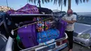 Seorang pria pengungsi mengemasi barang-barang keluarganya saat bersiap untuk kembali ke desanya setelah pengumuman kesepakatan gencatan senjata awal antara Amerika Serikat dan Iran, di kota pelabuhan selatan Sidon, Lebanon, Senin 15 Juni 2026. (AP Photo/Mohammed Zaatari)