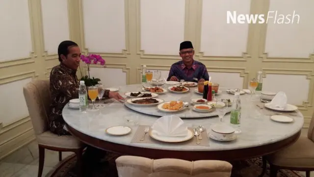 Presiden Joko Widodo atau Jokowi kembali mengundang tokoh nasional untuk makan siang bersama. Kali ini Ketua Umum PP Muhammadiyah Haedar Nashir yang diajak makan siang di Istana Merdeka.