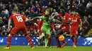 Pemain Sunderland, Jermain Defoe, berusaha lepas dari hadangan pemain Liverpool. Pada laga ini The Reds menguasai jalannya pertandingan dengan penguasaan bola 70 persen. (Reuters/Phil Noble)