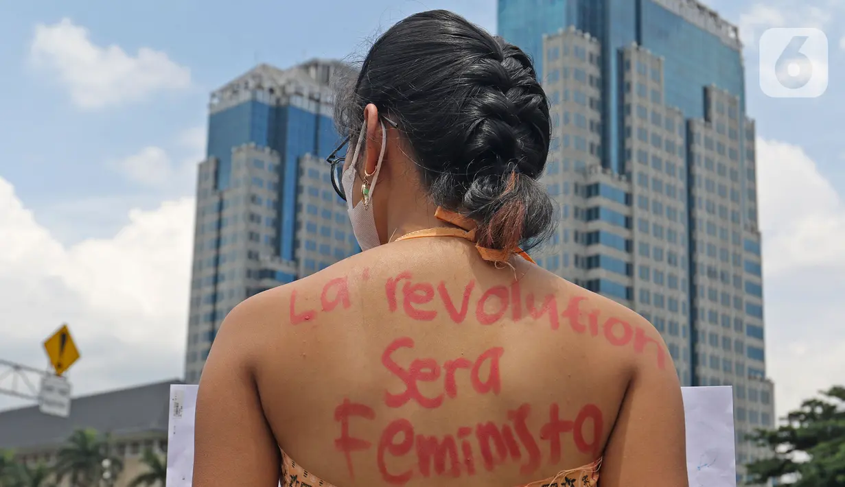 Aktivis Perempuan Mahardhika menggelar aksi memperingati Hari Perempuan Sedunia di Kawasan Patung Kuda Arjuna Wijaya, Jakarta, Senin (8/3/2021). Dalam aksinya mereka meminta pemerintah mengakui kekerasan seksual sebagai pelanggaran HAM hingga mencabut UU Cipta kerja. (Liputan6.com/Herman Zakharia)