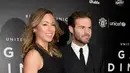 Gelandang Manchester United, Juan Mata (kanan) dan pacarnya Evelina Kamph berpose di atas karpet merah saat mereka tiba untuk menghadiri "Inggris untuk UNICEF Gala Dinner" di Old Trafford, Manchester, Inggris, (29/11). (AFP PHOTO/OLI SCARFF)