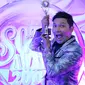 Gading Marten raih penghargaan Presenter Paling Ngetop di ajang SCTV Awards 2015. [Foto: Herman Zakaria/Liputan6.com]