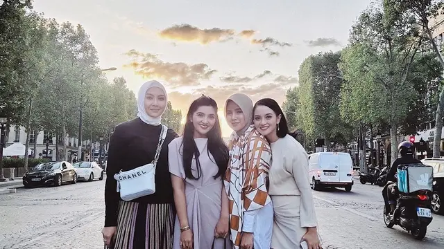7 Potret Keseruan Ashanty, Olla Ramlan, Nindy Ayunda dan Ririn Ekawati Liburan di Paris