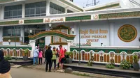 Suasana penyambutan korban meninggal kecelakaan Tanjakan Emen di depan Masjid Nurul Iman, Pisangan, Ciputat, Tangsel, Minggu (11/2/2018) pagi. (Liputan6.com/Nafiysul Qodar)