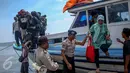 Sejumlah penumpang turun dari kapal jurusan Pulau Pramuka dan Pulau Pari di Pelabuhan Kali Kali Adem, Muara Angke, Jakarta Utara, Senin (2/1/2017). (Liputan6.com/Faizal Fanani)
