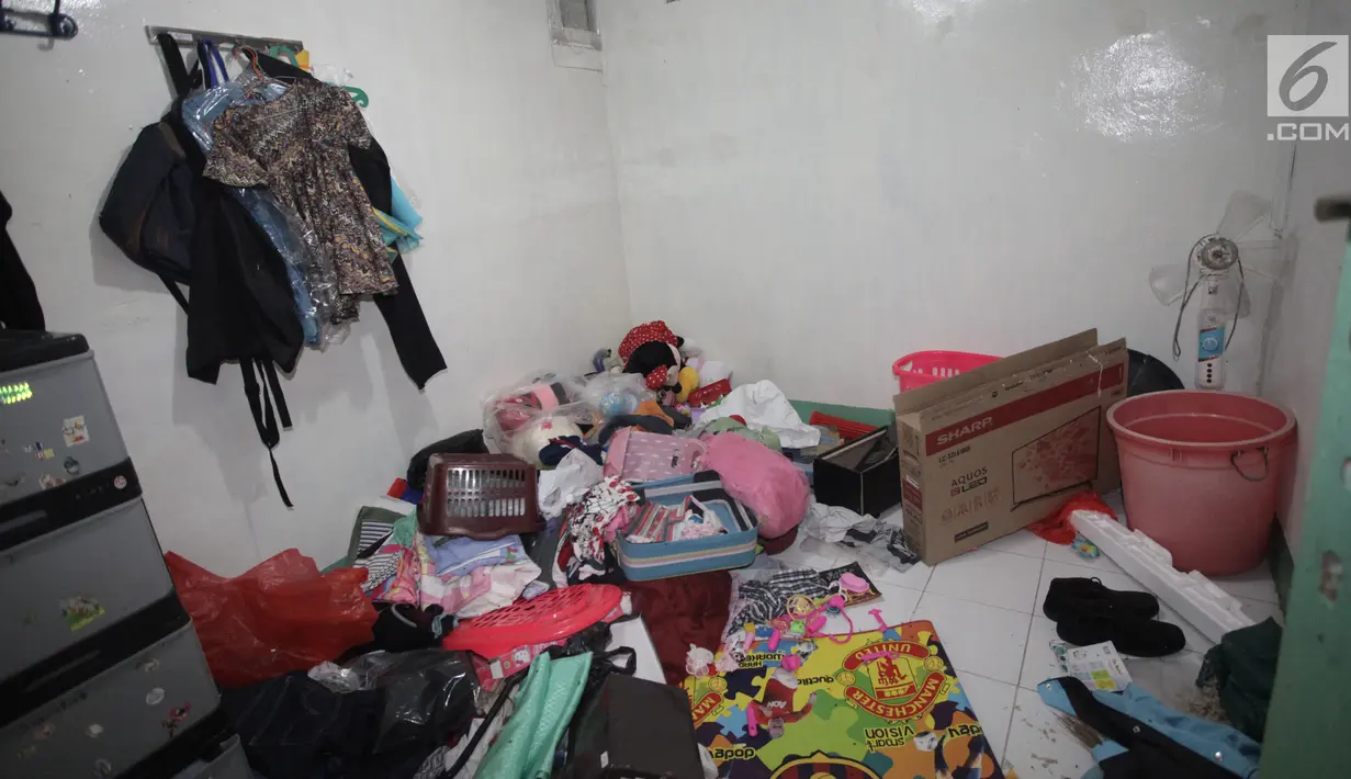 Kondisi salah satu ruangan sebuah rumah seusai penggerebekan terkait peredaran narkoba di kawasan Kampung Ambon, Jakarta, Rabu (24/1). Dari dalam rumah ini, petugas menangkap 6 orang yang terdiri dari 4 pria dan 2 wanita. (Liputan6.com/Arya Manggala)