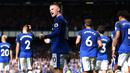 Gaya ekspresif Wayne Rooney untuk fans usai mencetak gol ke gawang Stoke City pada laga perdana Premier League 2017-2018 di Goodison Park, Liverpool (12/8/2017). Everton menang 1-0. (AFP/Oli Scarff)
