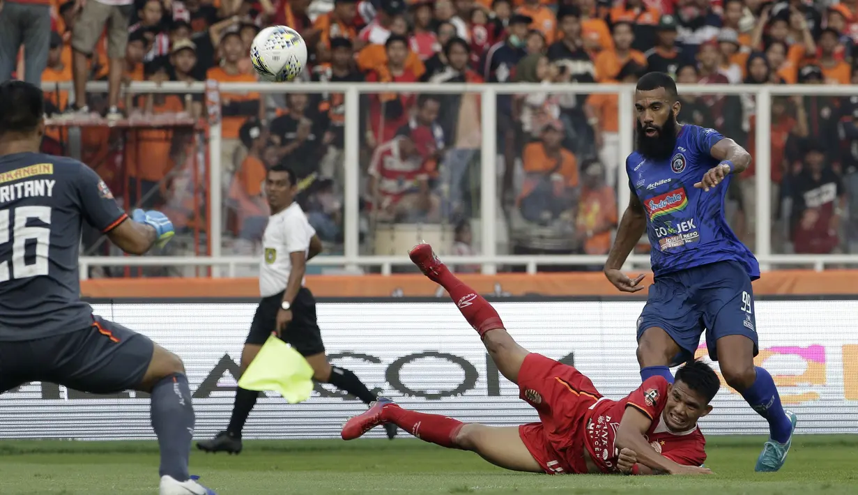 Striker Arema FC, Sylvano Comvalius, melepaskan tendangan ke arah gawang Persija Jakarta pada laga Shopee Liga 1 di SUGBK, Jakarta, Sabtu (3/8). Persija bermain imbang 2-2 atas Arema. (Bola.com/Yoppy Renato)