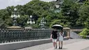 Lembaga penyiaran nasional Jepang memperingatkan para pemirsa bahwa panasnya suhu udara berada pada tingkat yang mengancam jiwa, karena suhu udara melonjak hingga hampir 40 derajat C (104 F) di beberapa tempat, termasuk ibu kota Tokyo. (Richard A. Brooks / AFP)