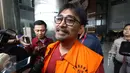 Tersangka Choel Mallarangeng menjawab pertanyaan awak media di Gedung baru KPK, Jakarta, Jumat (24/2). Choel diduga korupsi proyek Hambalang, tahun anggaran 2010-2012. (Liputan6.com/Helmi Afandi)
