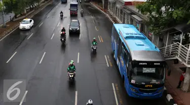 Bus Angkutan Perbatasan Terintegrasi Busway (APTB) saat berhenti di halte Transjakarta BNN, Cawang, Jakarta, Selasa (8/3/2016). Sebelumnya, Dinas Perhubungan DKI Jakarta sempat melarang bus APTB memasuki wilayah Ibukota. (Liputan6.com/Yoppy Renato)