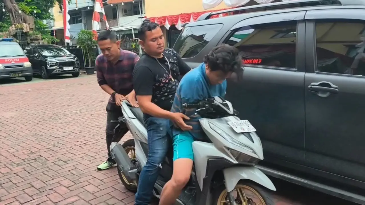 Dua orang preman di Tambora, Jakarta Barat (Jakbar) palak sopir travel Rp300 ribu dengan dalih uang jalur. Namun, si sopir menolak dan hanya memberikan uang Rp70 ribu.