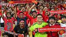 Para fans Manchester United memberikan dukungan kepada timnya dalam laga persahabatan melawan ASEAN All-Stars yang berlangsung di Stadion Bukit Jalil, Malaysia, pada hari Rabu (28/5/2025) malam waktu setempat. (AFP/Mohd Rasfan)